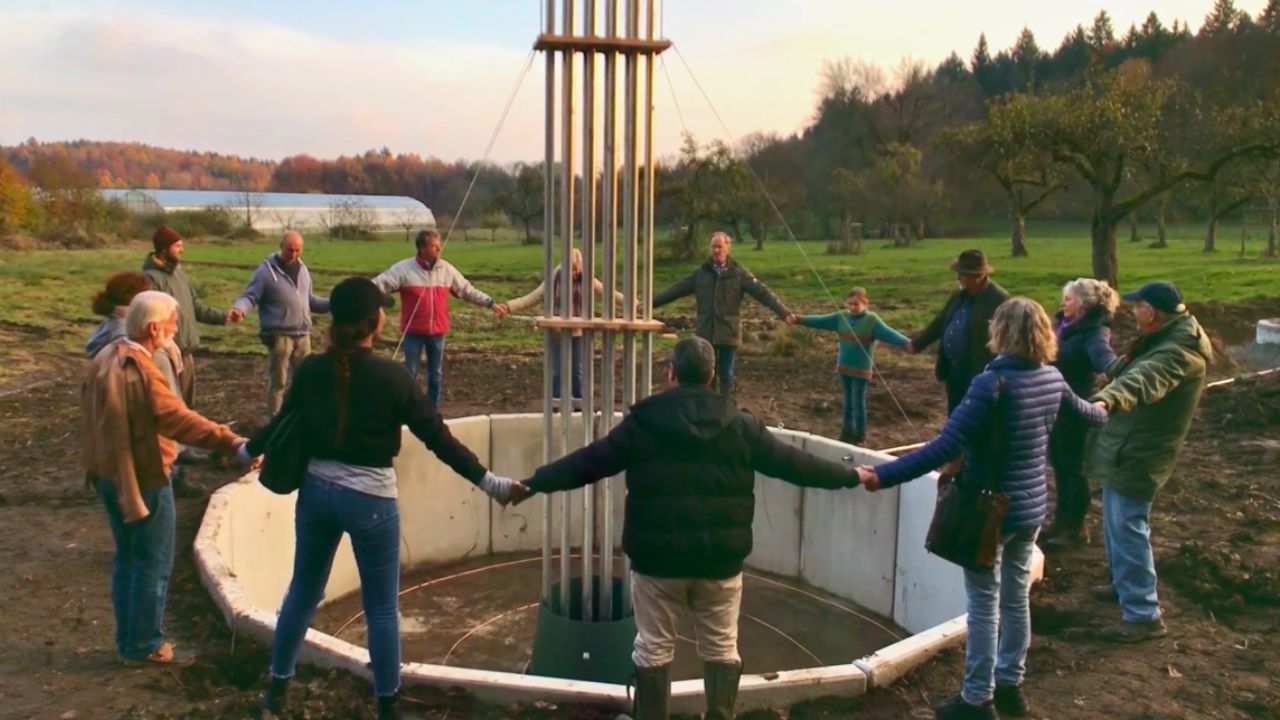 Menschen im Kreis um eine Sphärenharmonieanlage, Herbst